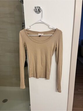 Universal Thread Women's Long Sleeve Scoop Neck Top - Tan